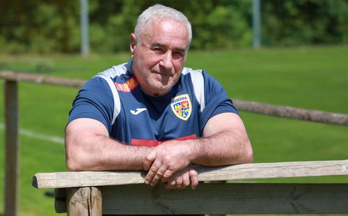 Vladimir Foia, cunoscut drept nea Puiu, veteranul delegației echipei naționale de tineret a României la Campionatul European din Slovacia. Foto: frf.ro