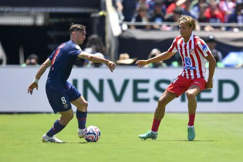 Marcos Llorente (Atletico), dreapta, în duel cu Fabian Ruiz (PSG) la Mondialul Cluburilor / Foto: Imago