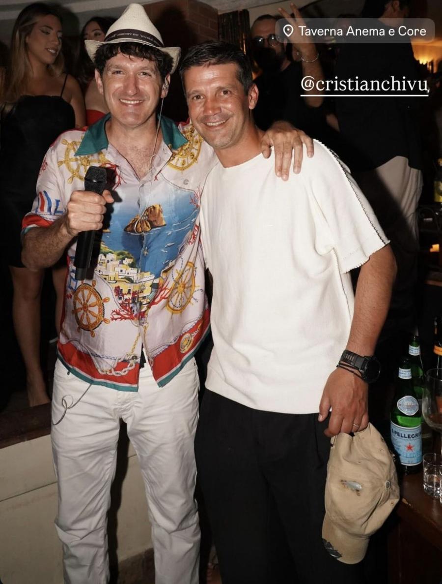 Cristi Chivu se simte foarte bine în Insula Capri / Foto: Facebook Unde s-a relaxat Chivu înainte să semneze prelungirea » Cu ce antrenor și ce conducător interist a petrecut!