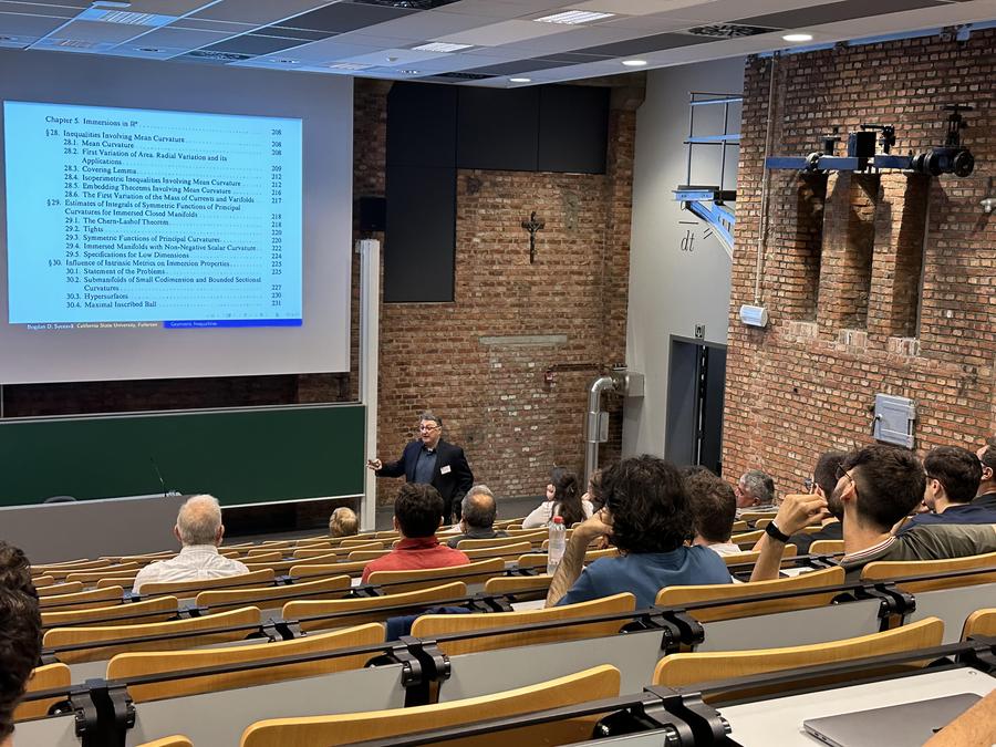 Bogdan Suceavă, la o conferință de geometrie la Leuven, Belgia, în iulie 2023 Cum vede România un matematician-scriitor stabilit de 30 de ani în SUA: „Stăm mult mai bine decât în 1990, dar dezbaterile încă mor sub piatra tombală a șefilor”