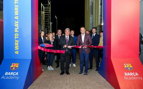 Joan Laporta și Marius Pavel au tăiat panglica de deschidere a Barca Academy în octombrie 2024: în spate, Bogdan Matei (cu ochelari), oficialul omniprezent pe circuitul lansării proiectului. Foto: barcaacademy.fcbarcelona.com/