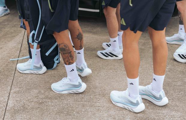 Jucătorii internaționali ai naționalelor Spaniei, Germaniei, Argentinei, Japoniei și Mexicului poartă pantofii personalizați adidas Originals Hyperboost Euphoria în timpul meciurilor de deschidere FIFA World Cup 2026