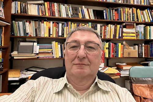 Bogdan Suceavă, în biroul său de la California State Fullerton