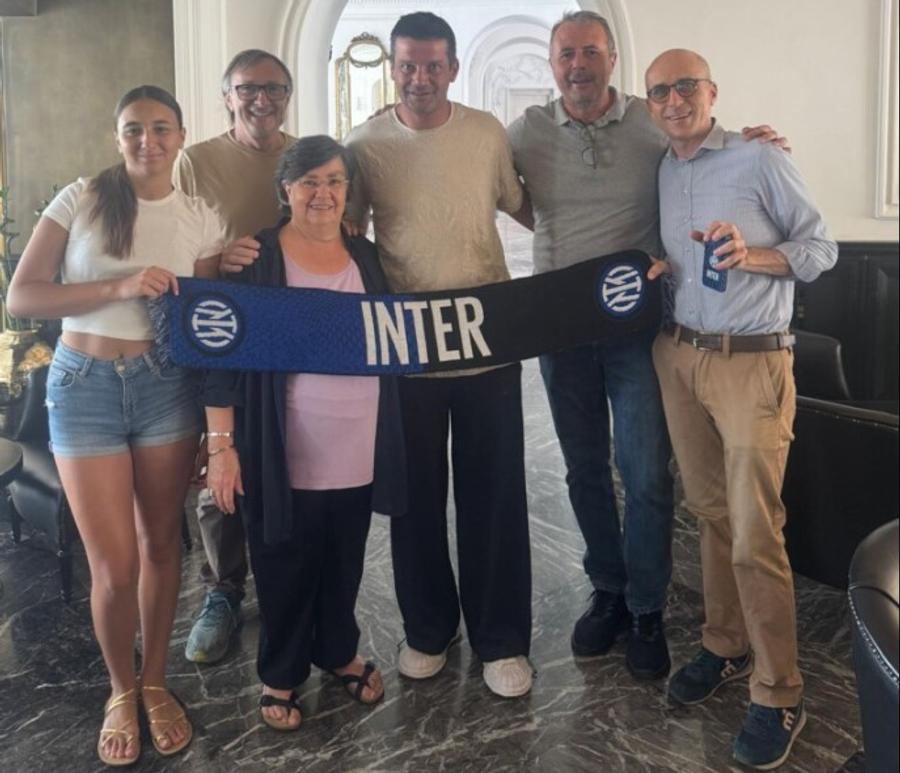 Cristi Chivu s-a pozat cu membrii unui fan club Inter / Foto: Inter Club del Centenario Isola di Capri Unde s-a relaxat Chivu înainte să semneze prelungirea » Cu ce antrenor și ce conducător interist a petrecut!
