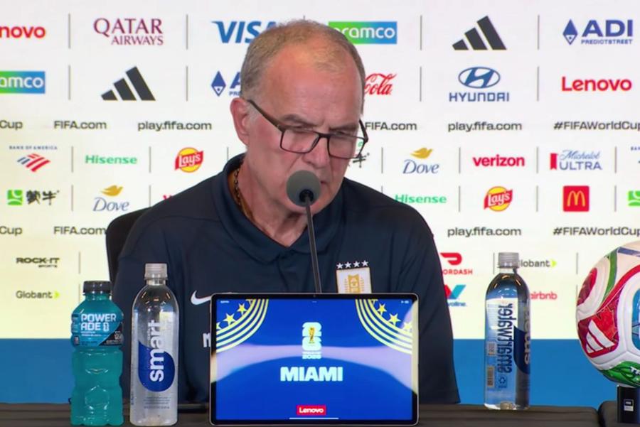 Marcelo Bielsa, la conferința de presă „Loco” Bielsa a făcut valuri cu apariția de la ședința foto oficială: „Nu sunt dator cu explicații”