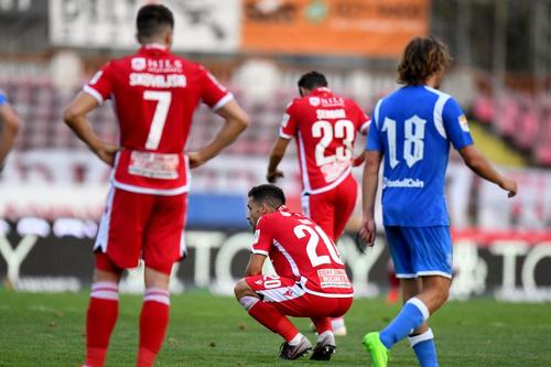 Dinamo riscă să retrogradeze pentru prima dată în istorie, după ce 6 jucători au fost depistați pozitiv cu COVID-19.