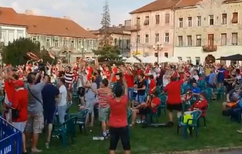 500 de suporteri au urmărit meciul UTA - Petrolul 1-1 în Piața Avram Iancu
