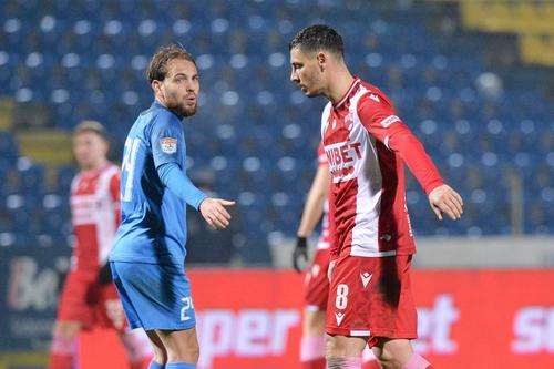 Paul Anton (dreapta) mai are de așteptat până va putea părăsi Dinamo