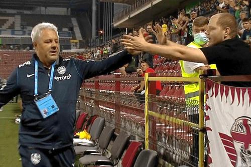 Marius Șumudică a făcut băi de mulțime alături de suporterii CFR-ului / Captură Digi Sport
