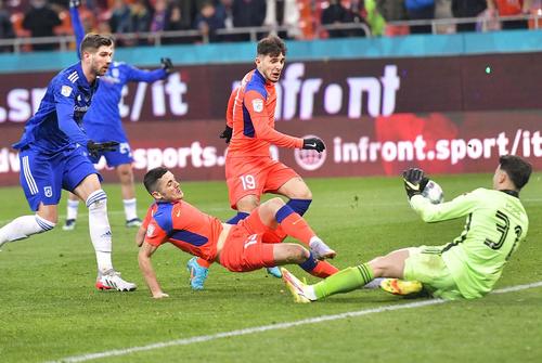 Andrei Dumiter, FCSB, în cădere // foto: Imago Images