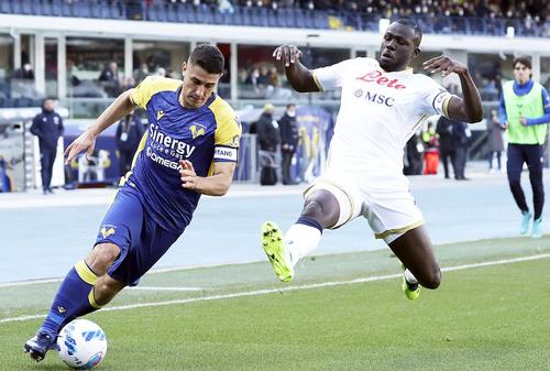 Kalidou Koulibaly, în alb, într-un meci de Serie A cu Verona // foto: Guliver/gettyimages