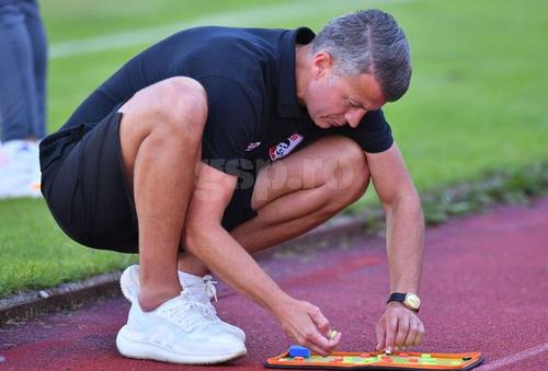Dinamo a reușit să înregistreze vineri la LPF doar trei jucători, primii sosiți în mercato, portarul Adnan Golubovic (27 de ani), Goncalo Gregorio (26 de ani) și Hakim Abdallah (25 de ani).