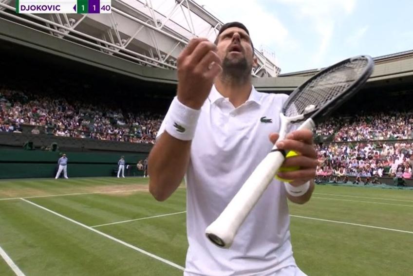 Novak Djokovic (36 de ani, 2 ATP) a avut un schimb tensionat de replici cu arbitrul de scaun Fergus Murphy. Momentul s-a petrecut în setul cu numărul 3 al meciului cu ibericul Carlos Alcaraz (20 de ani, 1 ATP), finala Wimbledon 2023.