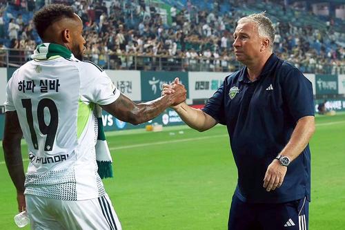 Dan Petrescu și Jeonbuk au câștigat meciul de astăzi // sursă foto: Facebook @ Jeonbuk Hyundai Motors FC
