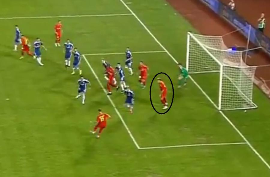 FOTO: Haruț, în poziție de ofsaid / FOTO: Captură TV @Digi Sport 1 Prima mare controversă a sezonului din SuperLigă » Faze identice, decizii total opuse în meciurile lui FCSB și Rapid