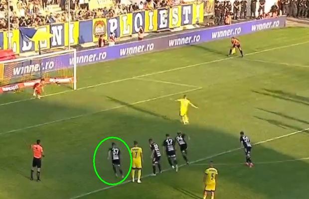 Penalty stupid în Petrolul - U Cluj + VAR-ul a „dormit” și a comis o gafă uriașă!