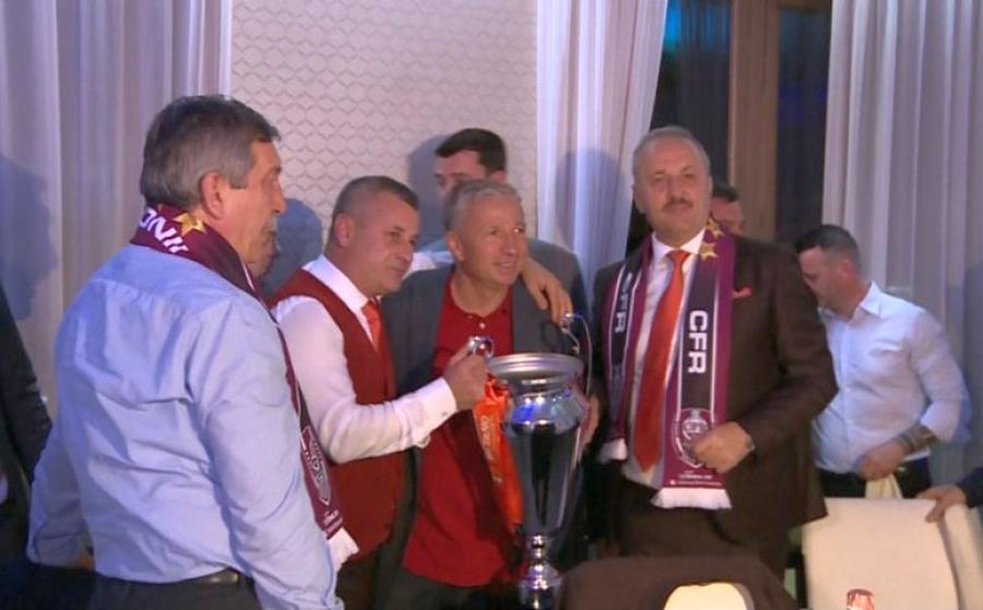 Vasile Dîncu, cu fularul lui CFR Cluj la gât. Foto: Ziua de Cluj Declarația începutului de campionat: „Serviciile lucrează pentru CFR Cluj”