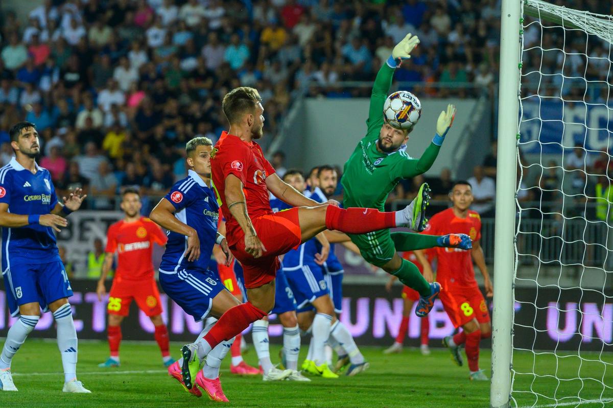 Sperietură pentru FCSB! Darius Olaru, înlocuit în prelungirile primei reprize