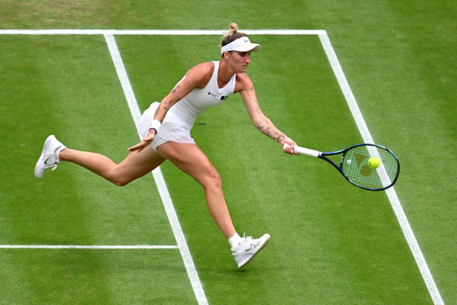 Marketa în acțiune pe iarbă FOTO Gulliver/GettyImages Marketa Vondrousova despre momentul cel mai important al carierei sale de până acum: „Am simțit că nu mai pot respira”