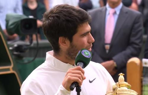 Liderul mondial Carlos Alcaraz (20 de ani) l-a învins pe sârbul Novak Djokovic (36 de ani, 2 ATP) în finala Wimbledon 2023, scor 1-6, 7-6 (6), 6-1, 3-6, 6-4. Ibericul a fost pus pe glume în timpul discursului.