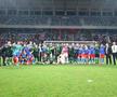 Imediat după ultimul fluier al partidei dintre FCSB și Virtus de pe „Stadionul Steaua”, tranșată de campioana en-titre cu 4-0, a avut loc un moment special: componenții celor două echipe s-au fotografiat în fața Peluzei Nord FCSB. Foto: Raed Krishan (GSP)