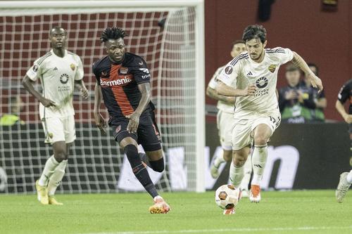 Sardar Azmoun, dreapta, în tricoul Romei, într-un meci din semifinalele Europa League contra lui Leverkusen / Foto: Imago
