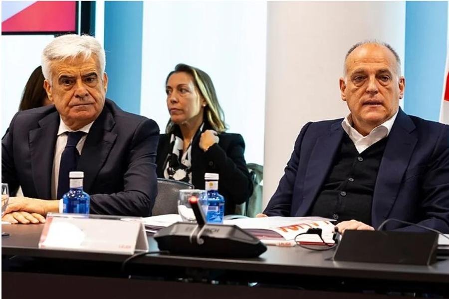 Suspendatul Pedro Rocha este apărat de președintele Ligii spaniole, Javier Tebas (dreapta) Șoc în Spania » Președintele federației, suspendat 2 ani din orice funcție! Pericolul la care se expune campioana Europei