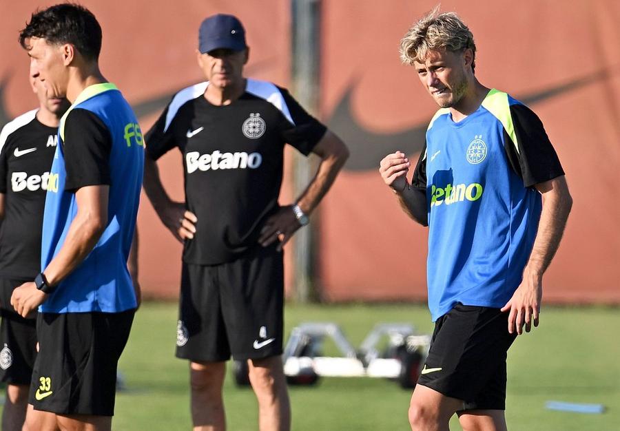 William Baeten, în dreapta, la primul lui antrenament la FCSB // sursă foto: Facebook @ FCSB Gigi Becali, anunț DE NICĂIERI în privința fotbalistului aflat la antrenamentele FCSB-ului: „Există un dubiu. Doar așa îl accept!”