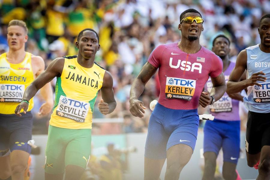 Oblique Seville (Jamaica), alături de Fred Kerley (SUA), la CM de la Budapesta, 2023 Foto: Imago Images Cine va fi cel mai rapid om din lume la Paris? De la Oblique Seville la americanul Fred Kerley, iată favoriții sprint 100 de metri! » Seriile din semifinale + când e marea finală