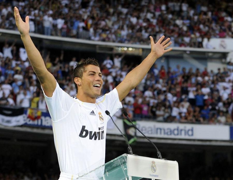 Cristiano Ronaldo, la prezentarea la Real Madrid din 2009 Mbappe l-a copiat pe Ronaldo pe „Bernabeu”! Momentul în care stadionul a exclamat la prezentarea oficială
