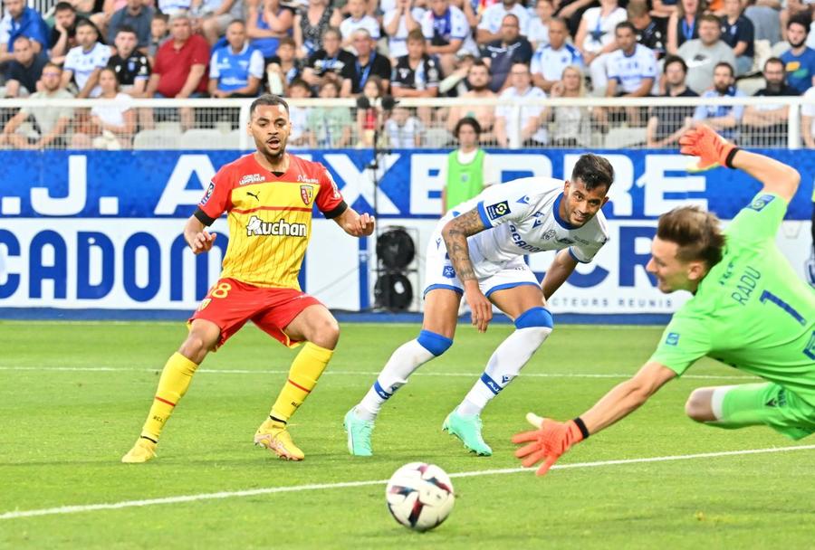 Ionuț Radu, primind aici un gol de la Alexis Claude-Maurice într-un meci cu Lens din mai 2023 / Foto: Imago Anunț important făcut de impresarul lui Ionuț Radu! Ce urmează în cariera portarului român