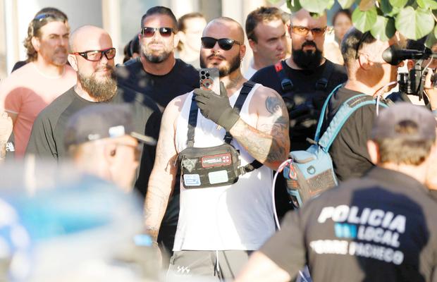 Străzile s-au transformat în câmp de luptă! El Mundo: „Extremiști din România și Italia, opriți de poliție” » Ce a declanșat haosul
