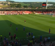 Scene îngrozitoare în timpului meciului din Europa League » În urletele copiilor speriați, suporterii au fugit pe gazon de teama ultrașilor