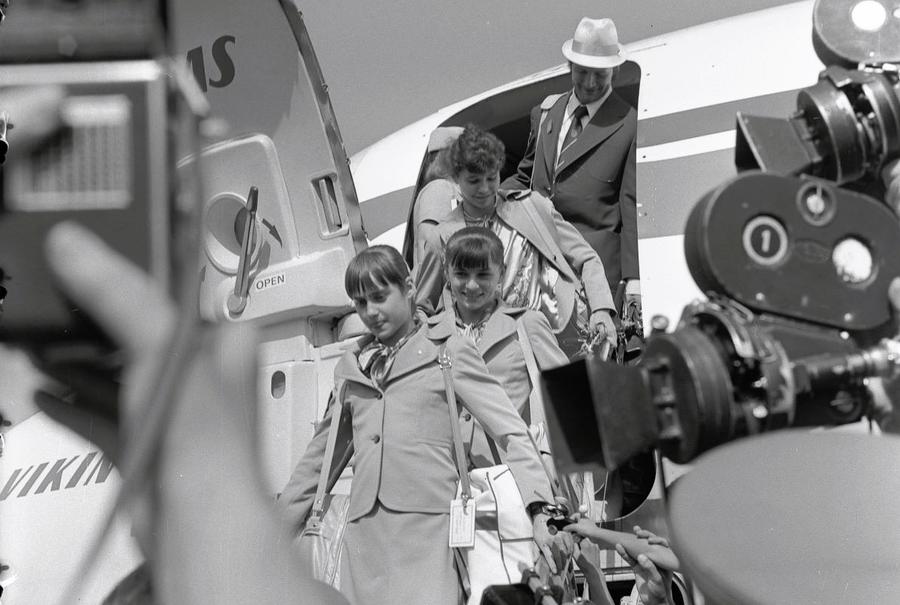 Nadia Comăneci și Teodora Ungureanu coborând din avion la sosirea de la Montreal Foto: Arhiva GSP Interviu cu marea gimnastă Teodora Ungureanu, triplă medaliată la Montreal 1976: „Eu luasem 9,90, fix înaintea Nadiei”