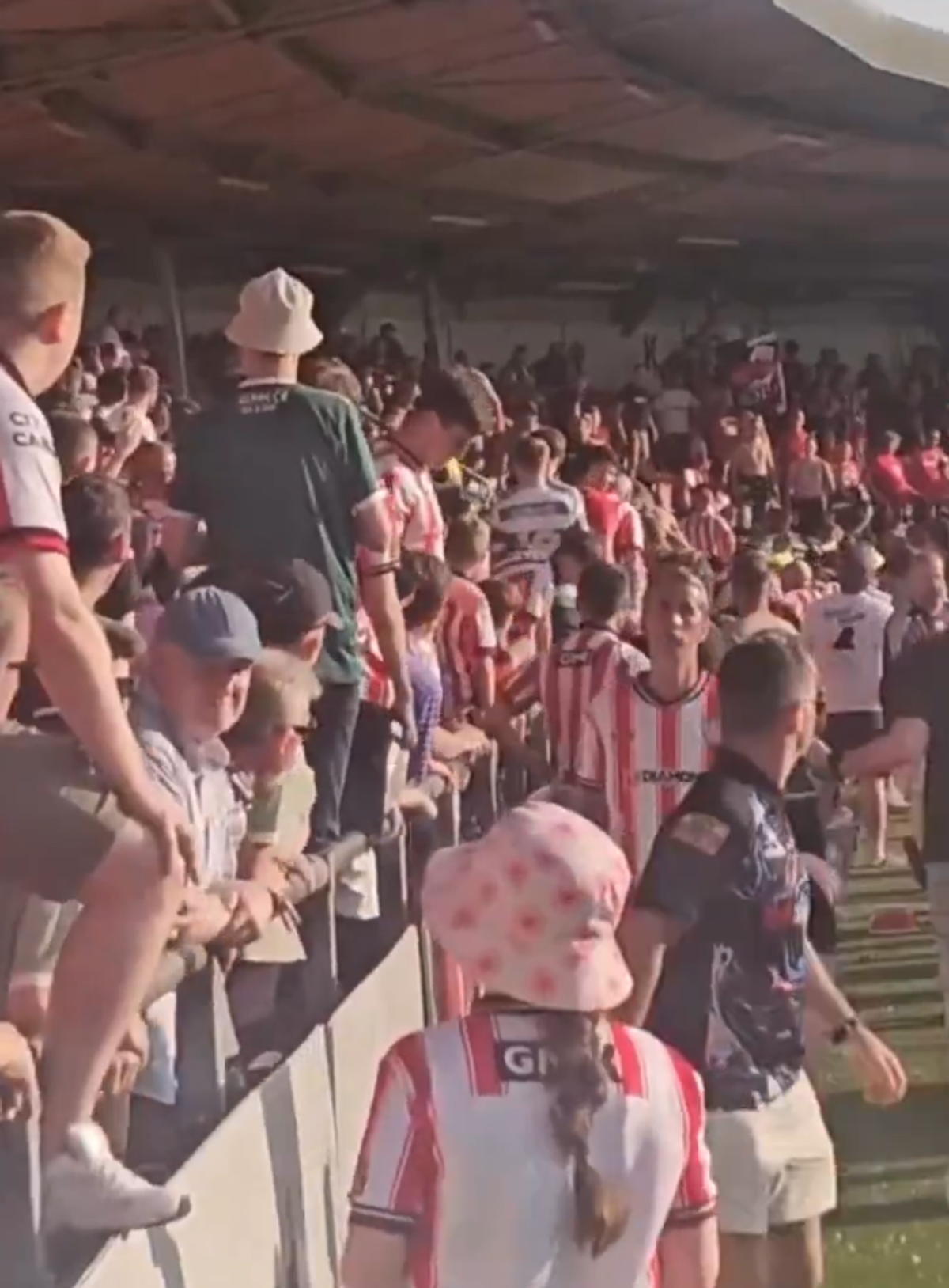 Scene îngrozitoare în timpului meciului din Europa League » În urletele copiilor speriați, suporterii au fugit pe gazon de teama ultrașilor