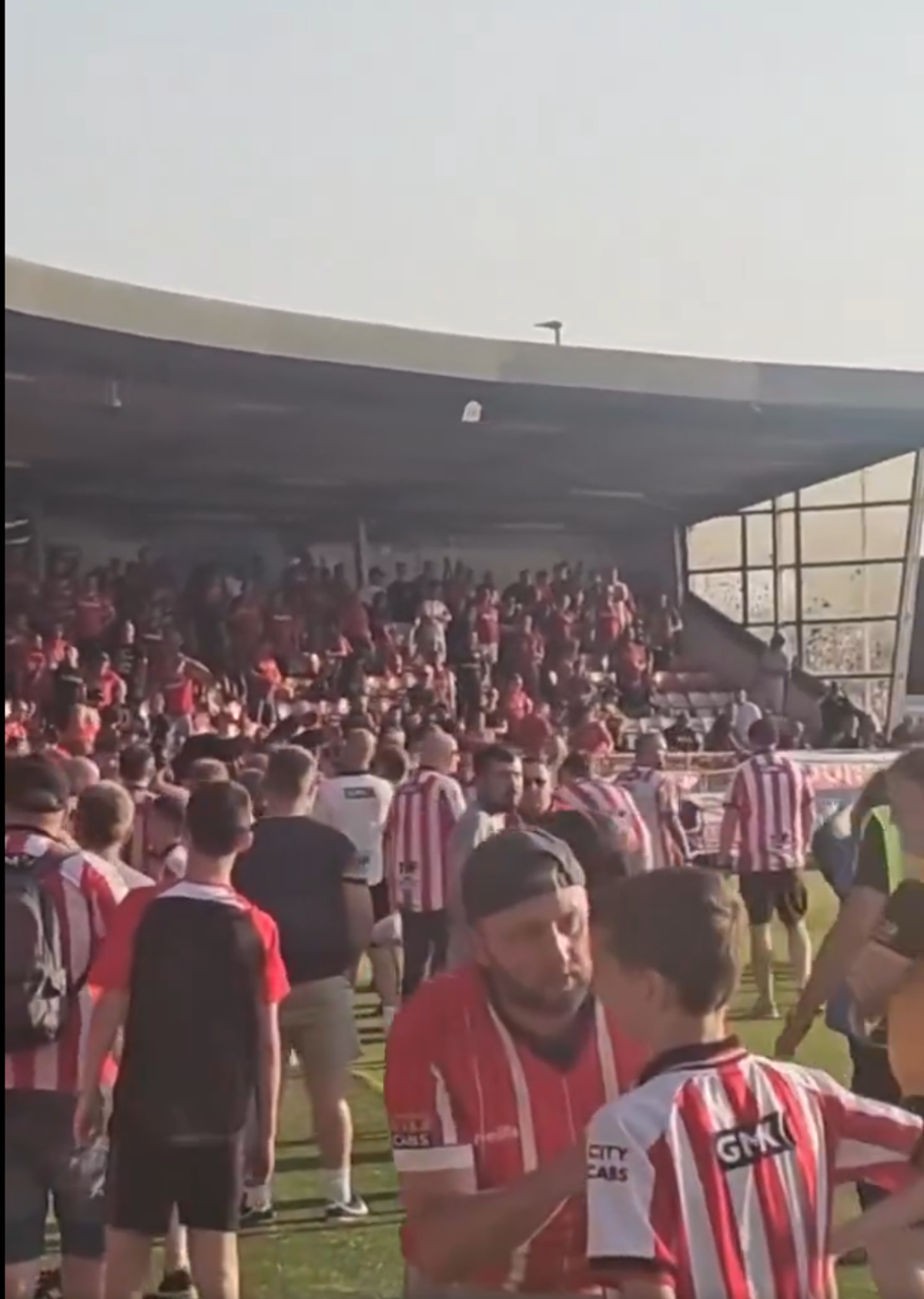 Scene îngrozitoare în timpului meciului din Europa League » În urletele copiilor speriați, suporterii au fugit pe gazon de teama ultrașilor