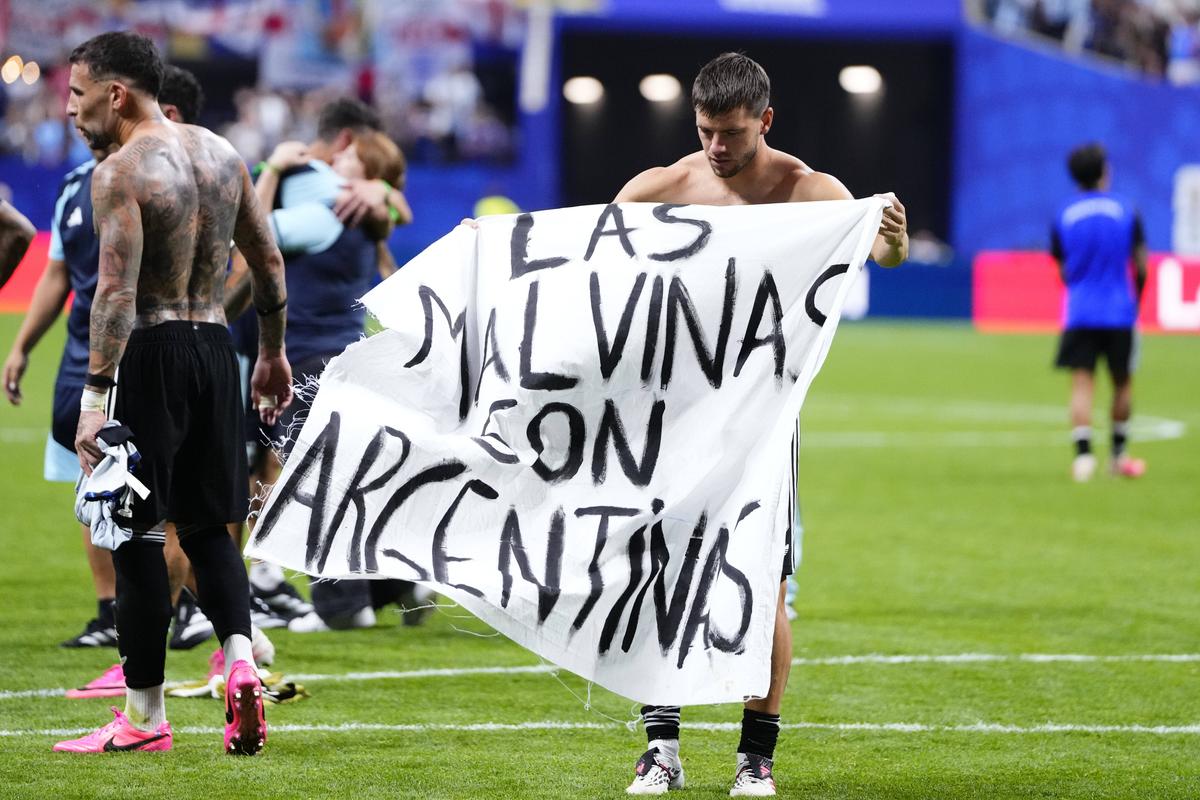 Bannerul afișat de Giovani Lo Celso după Anglia - Argentina