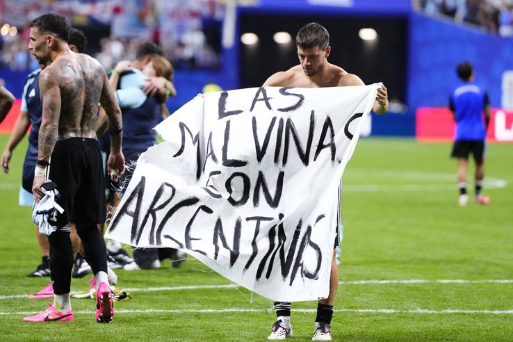 Bannerul afișat de Giovani Lo Celso după Anglia - Argentina // foto: Imago Images