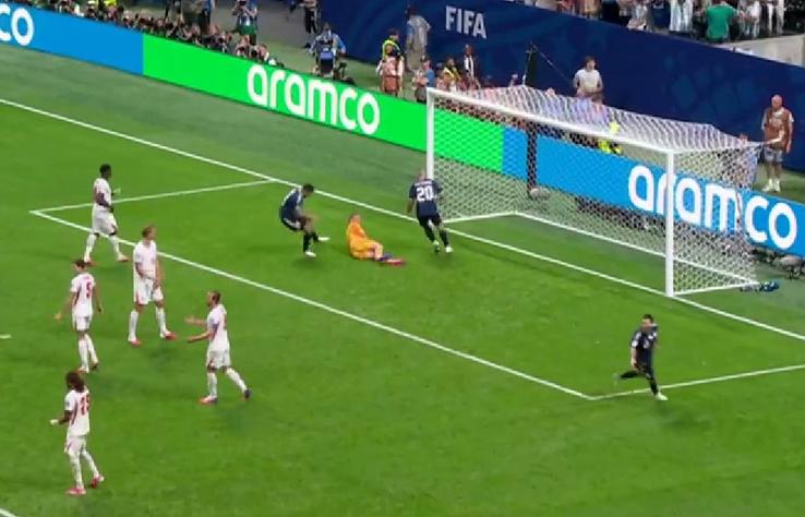 Minutul 85 - După golul de 1-1, Romero merge „glonț” la Pickford și se bucură ostentativ, strigându-i în față portarului englez.