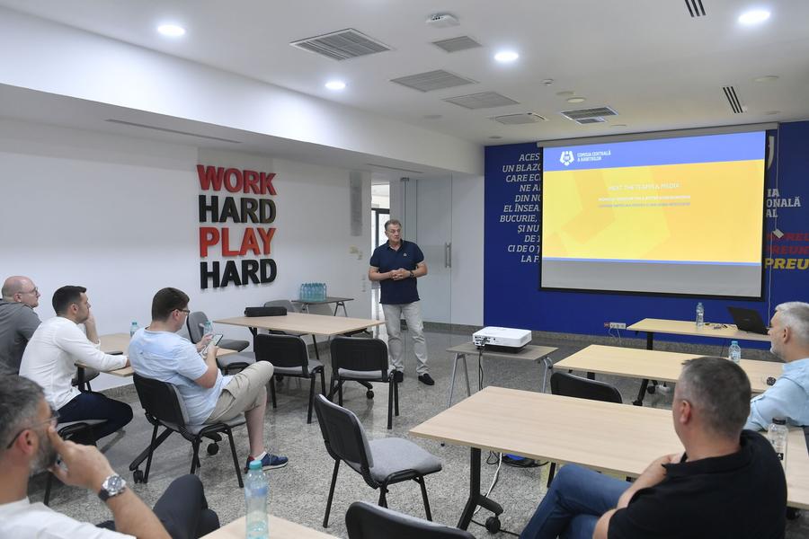 Kyros Vassaras a prezentat cluburilor din Superligă și mass-mediei noile reglementări în arbitraj Noile reguli impuse schimbă modul în care se joacă meciurile din Superligă! Kyross Vassaras i-a anunțat pe jucători ce riscă