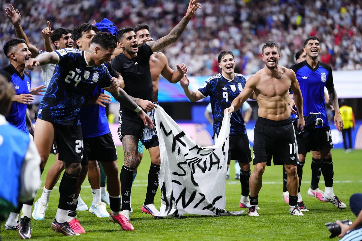 Bannerul afișat de Giovani Lo Celso după Anglia - Argentina