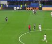 Minutul 16 - Gordon preia aproape de tușă, Giuliano Simeone vine și îl doboară.