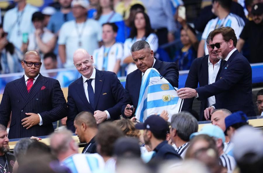 Infantino, în tribune la Anglia - Argentina / FOTO: imago Decizia luată de președintele Argentinei, după anunțul lui Trump: „Nu mai scot jacheta” » Superstiția de 36 de ani