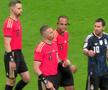 Pauză - Messi și Enzo Fernandez „îl înconjoară pe arbitru să se plângă, după ce fluieră finalul primei reprize. Ei continuă până la intrarea pe tunel”.