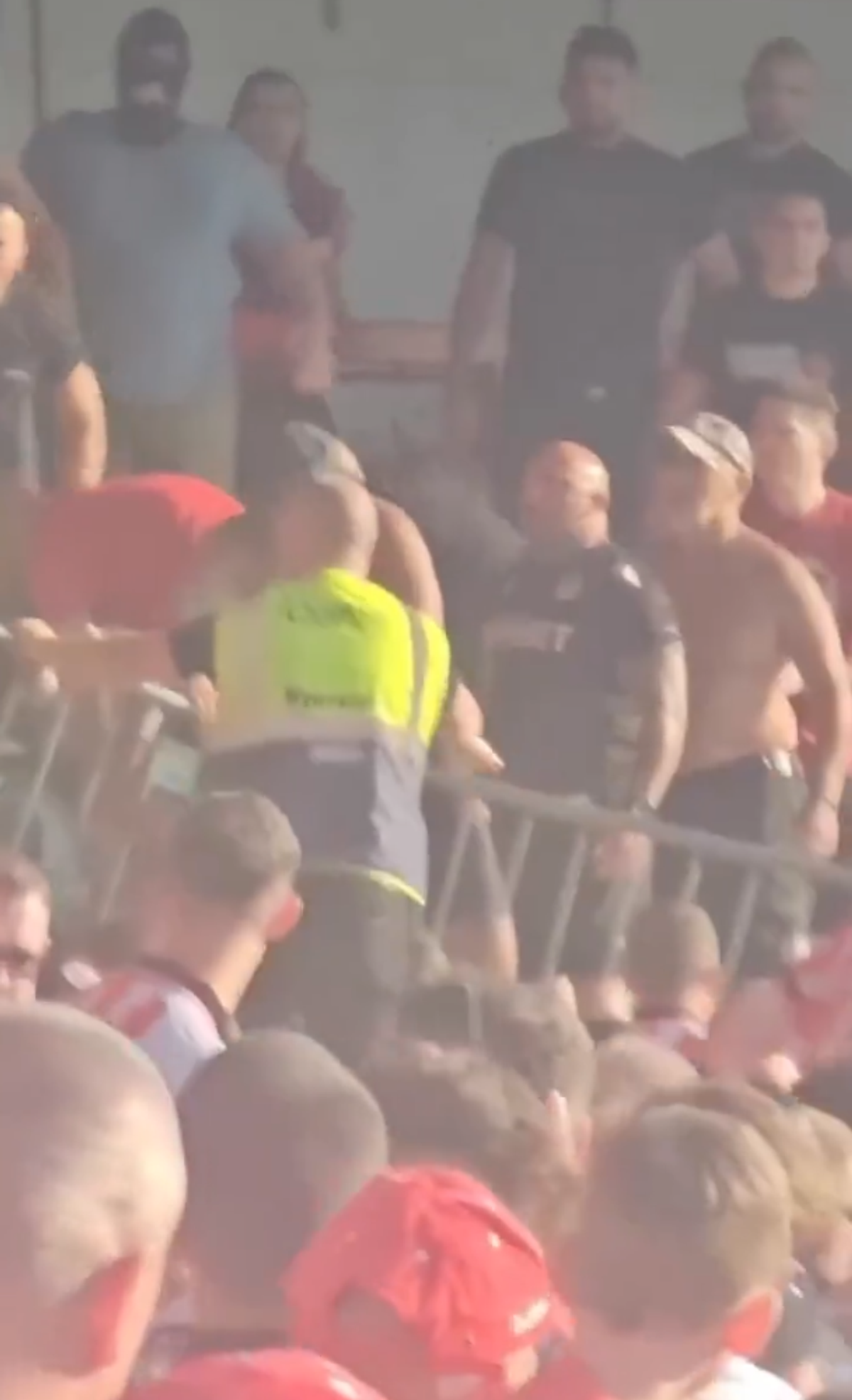 Scene îngrozitoare în timpului meciului din Europa League » În urletele copiilor speriați, suporterii au fugit pe gazon de teama ultrașilor