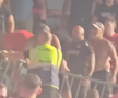 Scene îngrozitoare în timpului meciului din Europa League » În urletele copiilor speriați, suporterii au fugit pe gazon de teama ultrașilor