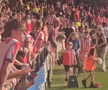 Scene îngrozitoare în timpului meciului din Europa League » În urletele copiilor speriați, suporterii au fugit pe gazon de teama ultrașilor