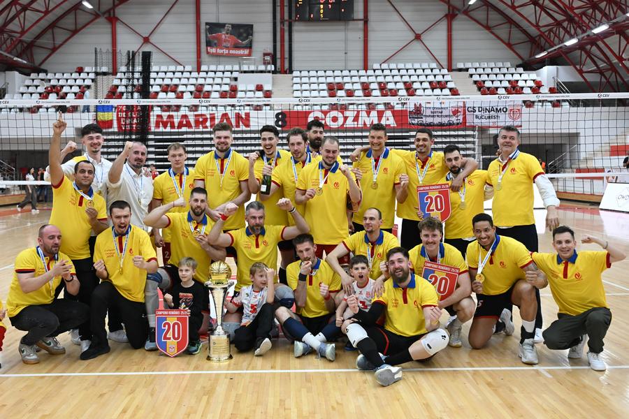 Voleibalistii dinamovisti se bucura alături de trofeu si antrenorul lor Bogdan Tanase intr-o fotografie de grup realizata dupa meciul de volei masculin dintre Dinamo Bucuresti si CSM Arcada Galati. Foto: sportpictures.eu De ce a primit Dinamo wild card pentru Liga Campionilor? Explică Roko Sikiric, președintele Confederației Europene