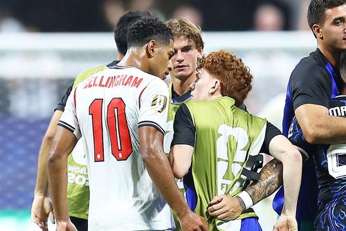 Jude Bellingham i-a tras o palmă peste ceafă lui Valentin Barco/ Foto: Imago