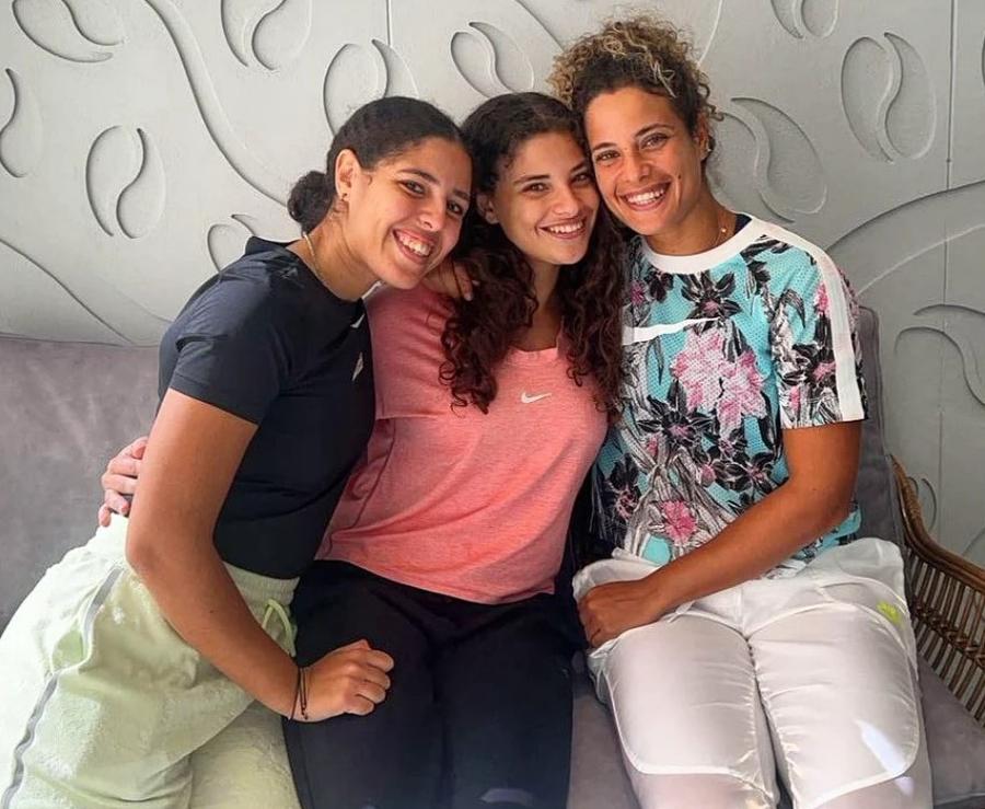 Mayar Sherif alături de sora ei, Rana Foto: Instagram Mayar Sherif, calificată în „sferturi” la UniCredit Iași Open: „Vreau să mă implic în tenisul egiptean, african și arab”